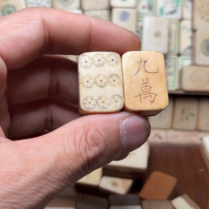 西***家实心竹雕刻手把件