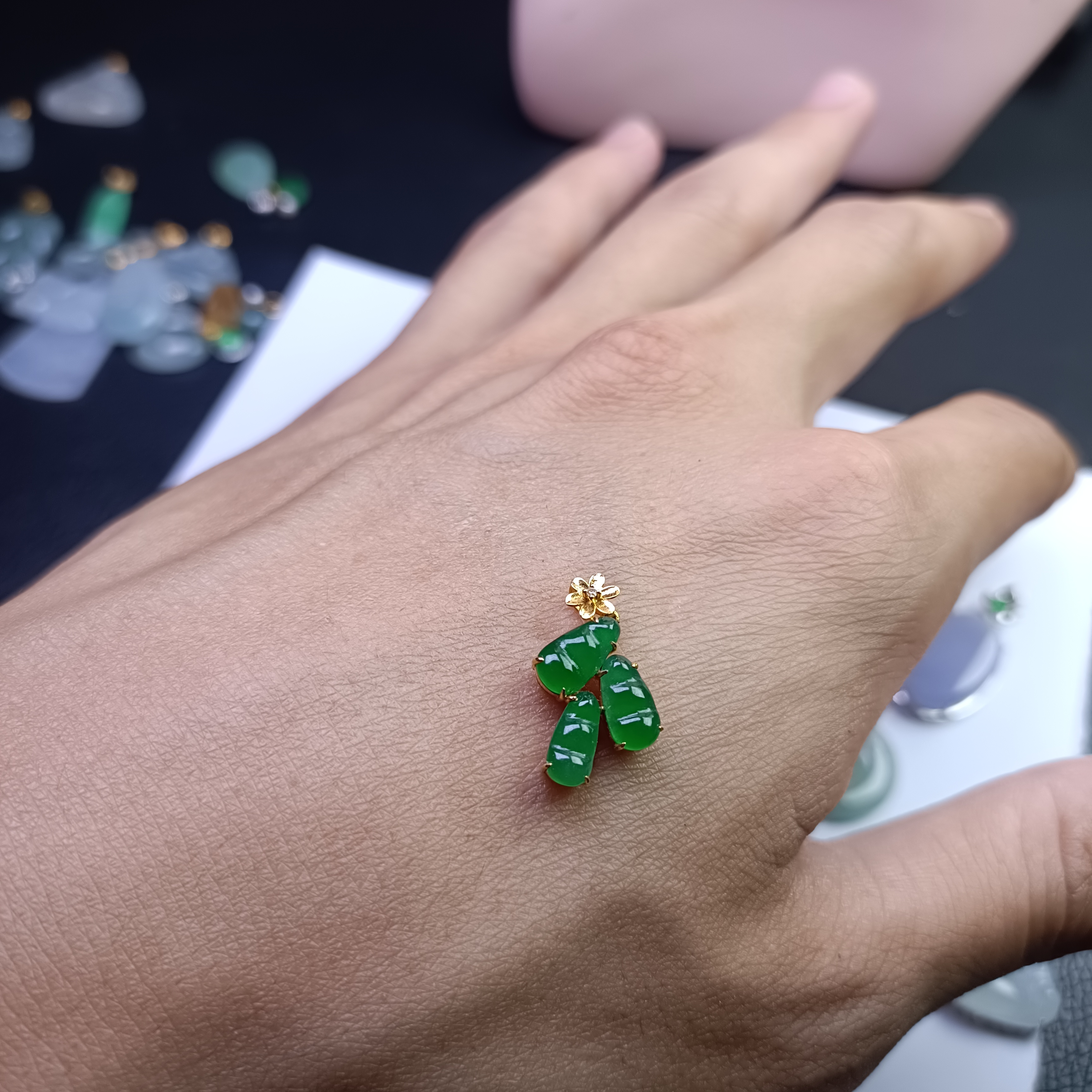 18k金镶嵌翡翠四季豆设计款福豆