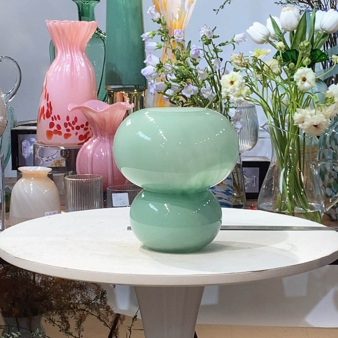 玻璃微瑕绿色原色玻璃花瓶有流线 口8高20