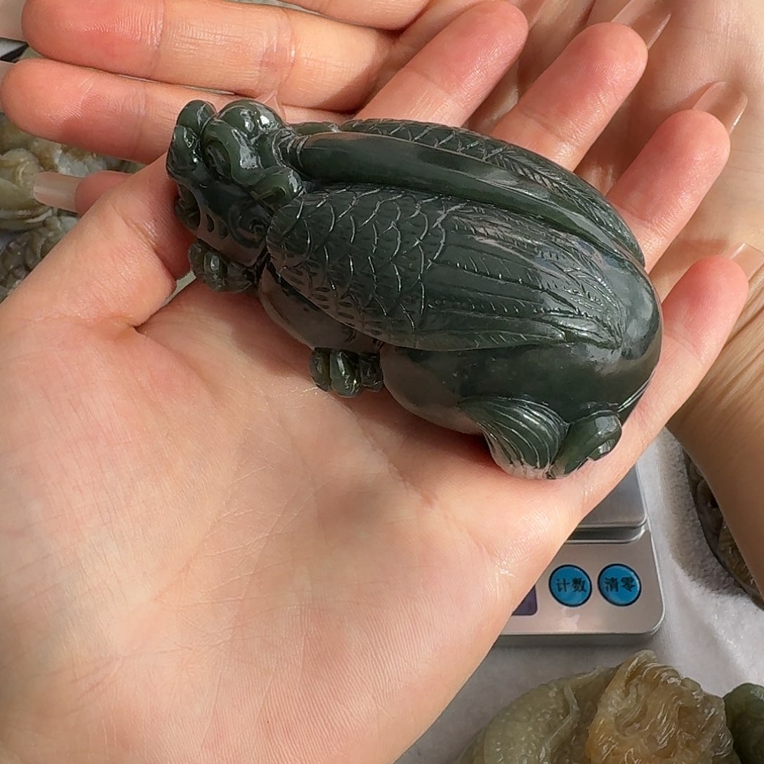 颈饰未镶嵌和田玉？