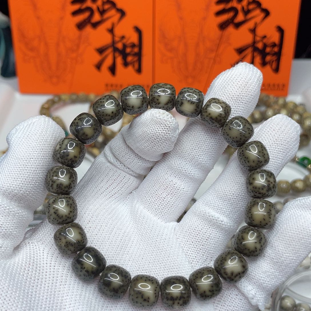 星月菩提手串12。11/10黑绿侧留白牛毛星