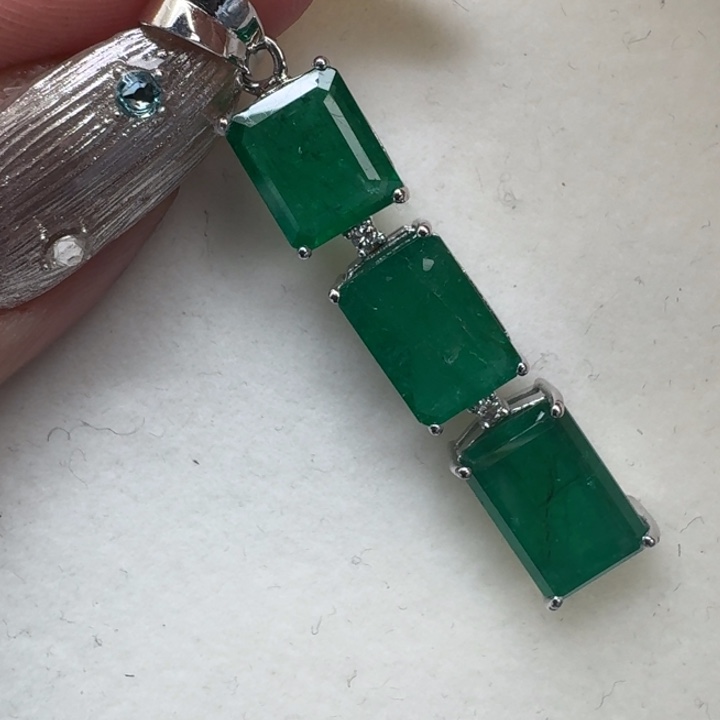 祖母绿颈饰未镶嵌满****?