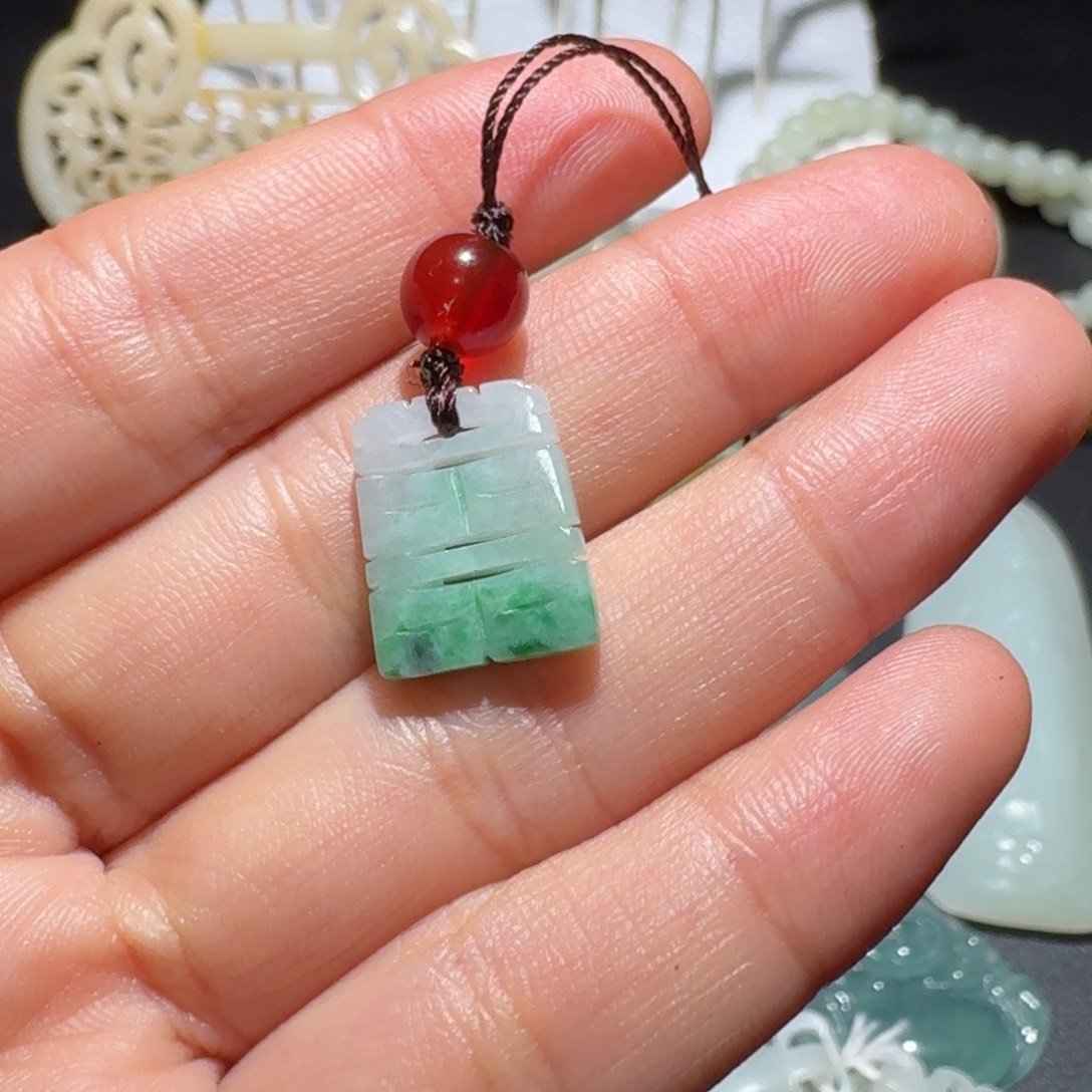 用***7翡翠未镶嵌颈饰111