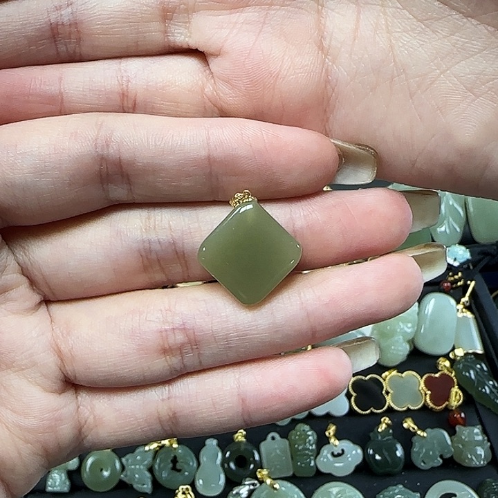 和田玉颈饰18K金镶嵌