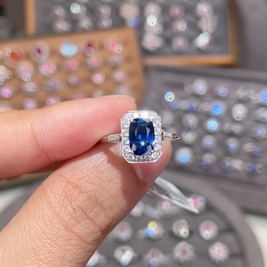 蓝宝石戒指18K金镶嵌1.53ct 皇家蓝