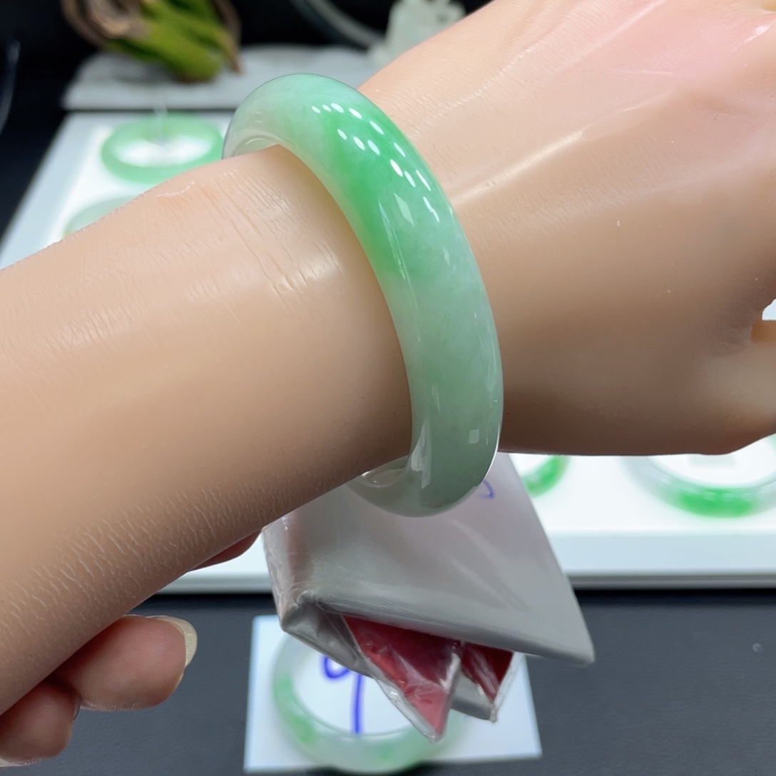 翡翠手镯未镶嵌翡翠