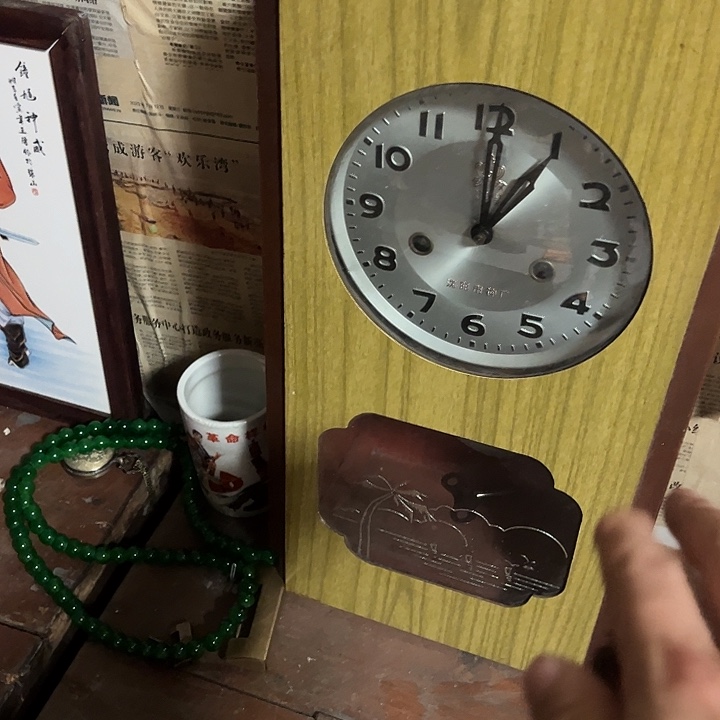 木黄色挂钟摆件一个