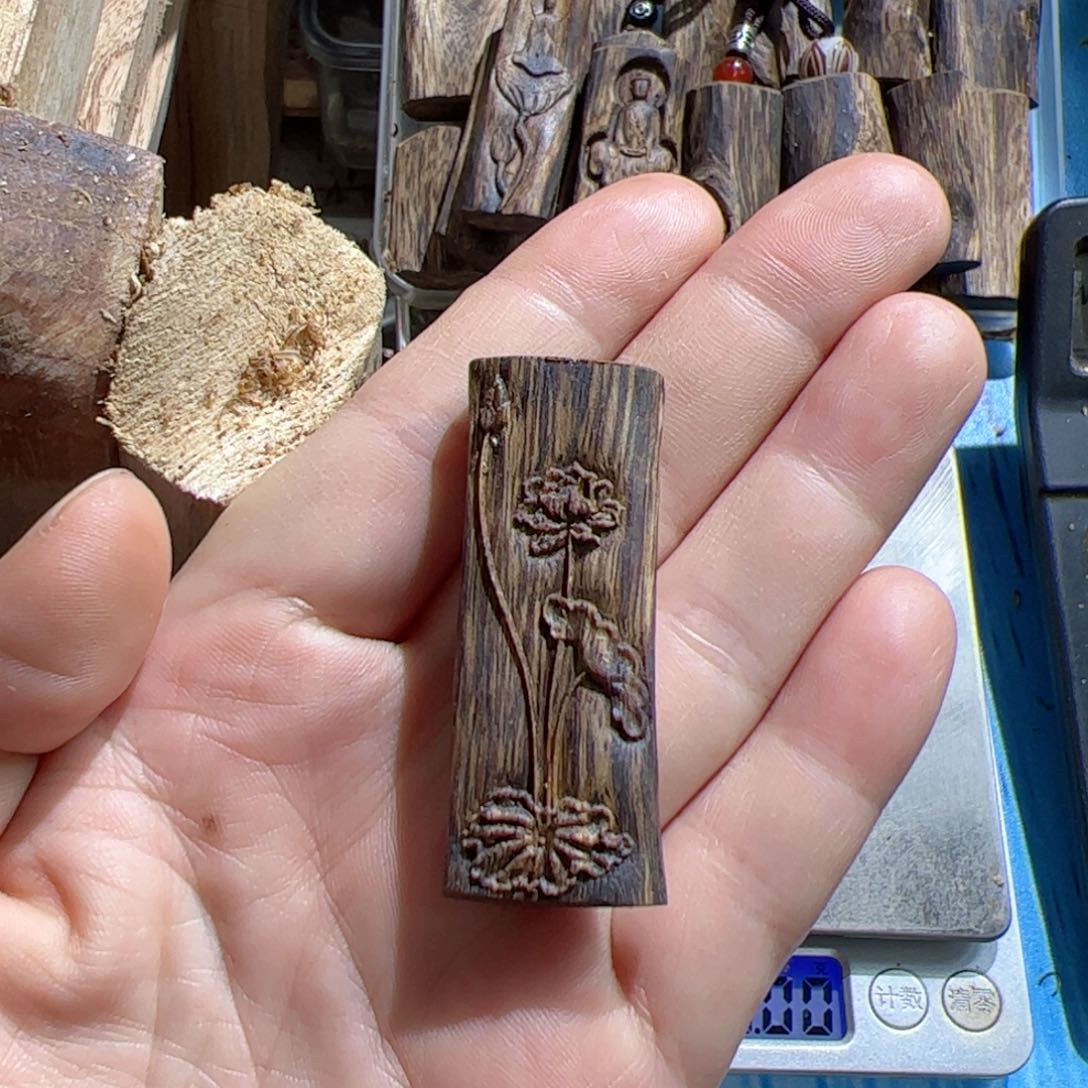 沉香吊坠白棋莲花4.9克