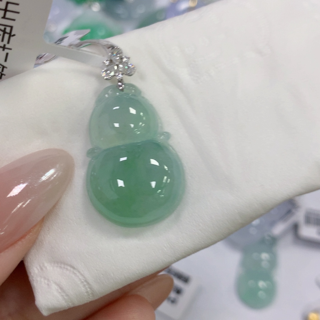 颈饰18K金镶嵌翡翠