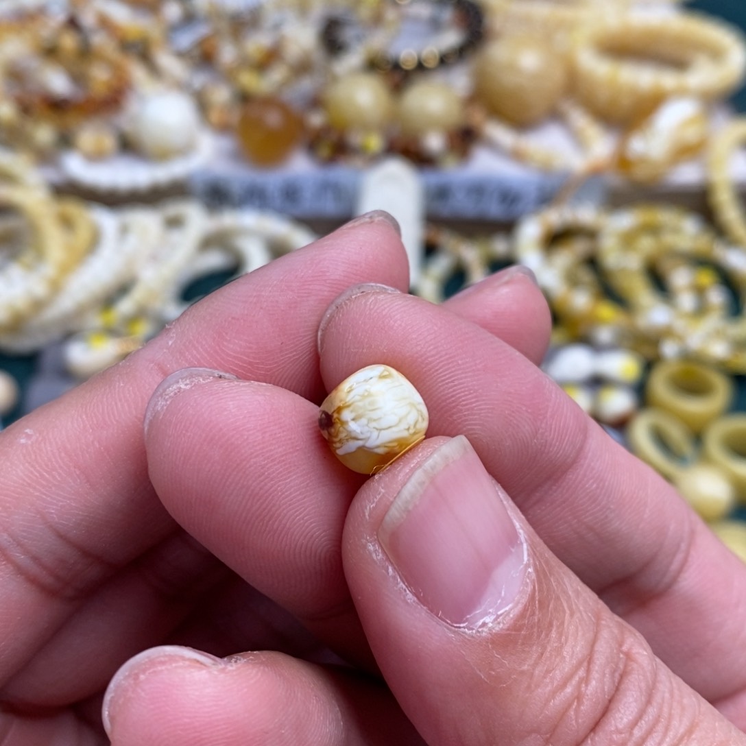 琥珀裸石未镶嵌严*10mm沁色虎皮