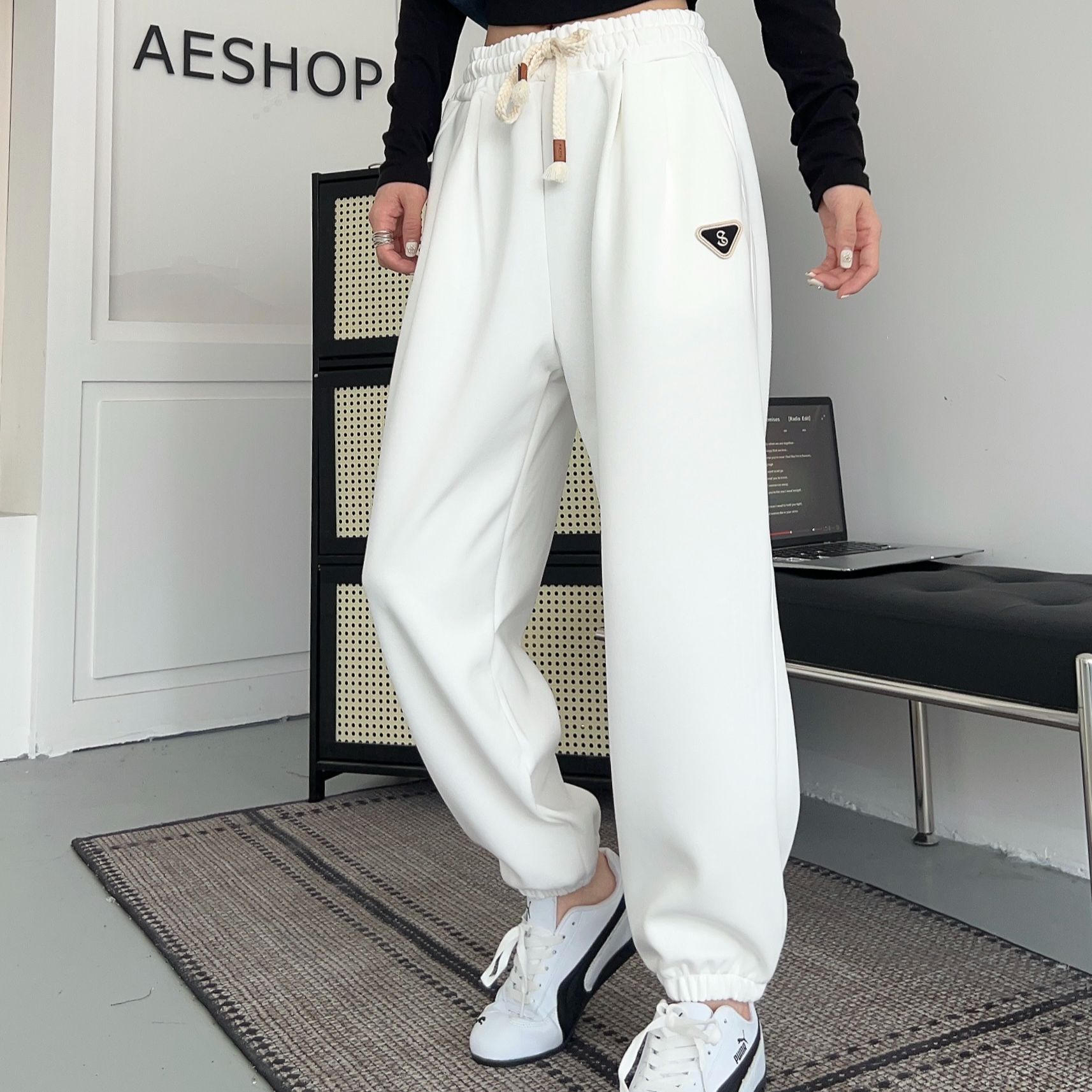 K230秋季新款时尚韩版百搭字母三角标女士休闲运动卫裤25-129