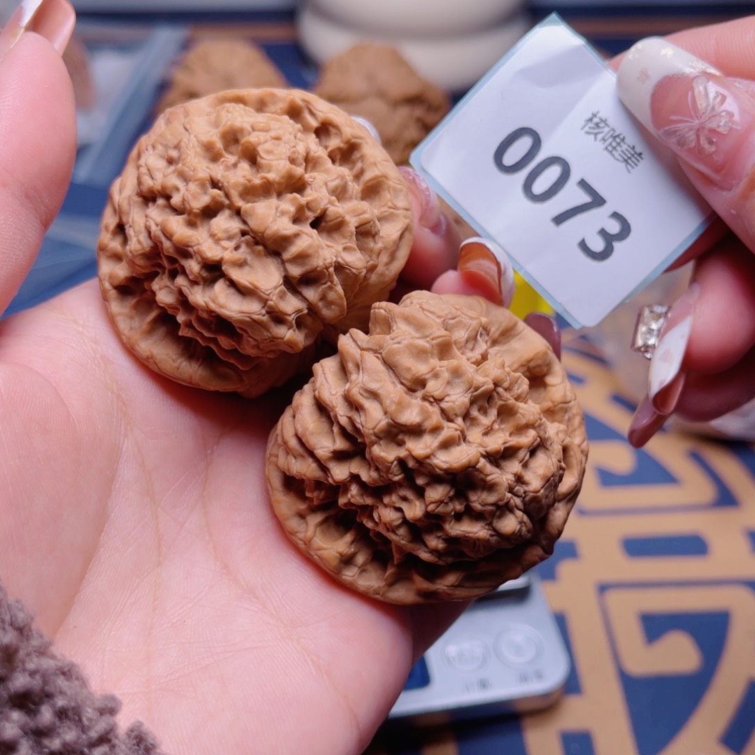 文玩核桃把件六*半龙鼎48～0073