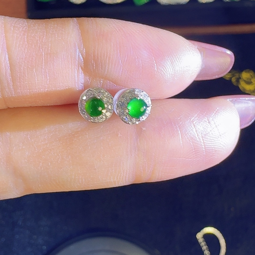 翡翠手镯未镶嵌天然翡翠玉A货