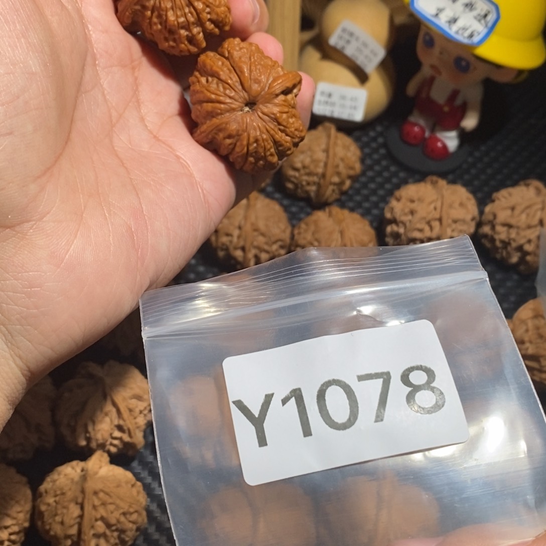 文玩核桃把件张*-血麒麟