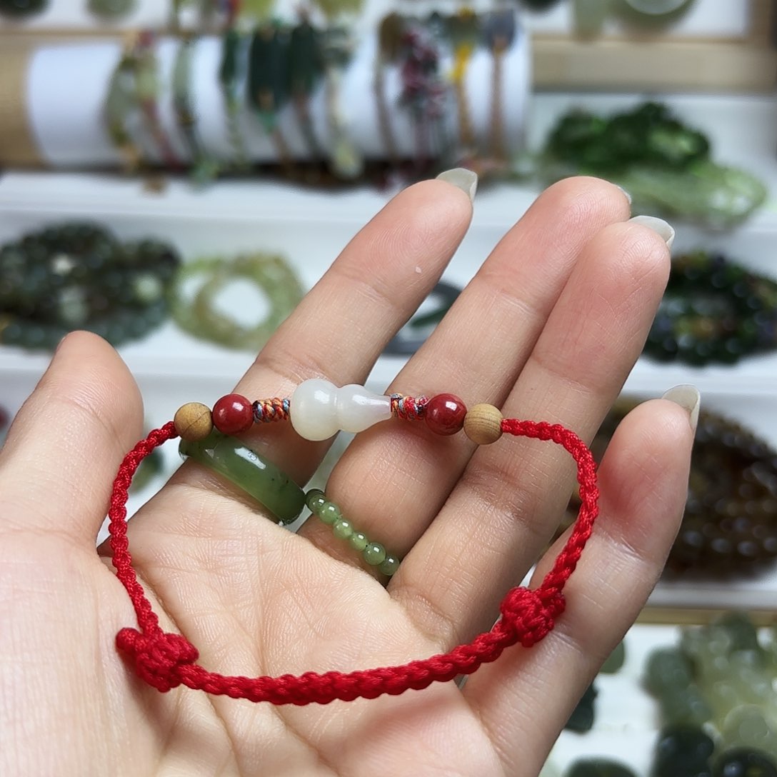 和田玉颈饰未镶嵌葫芦红绳