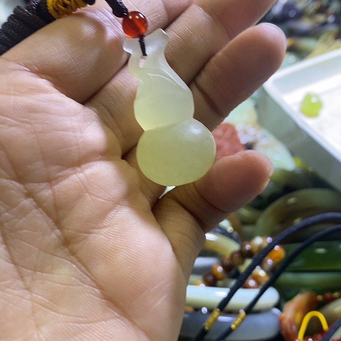 岫玉未镶嵌颈饰一个
