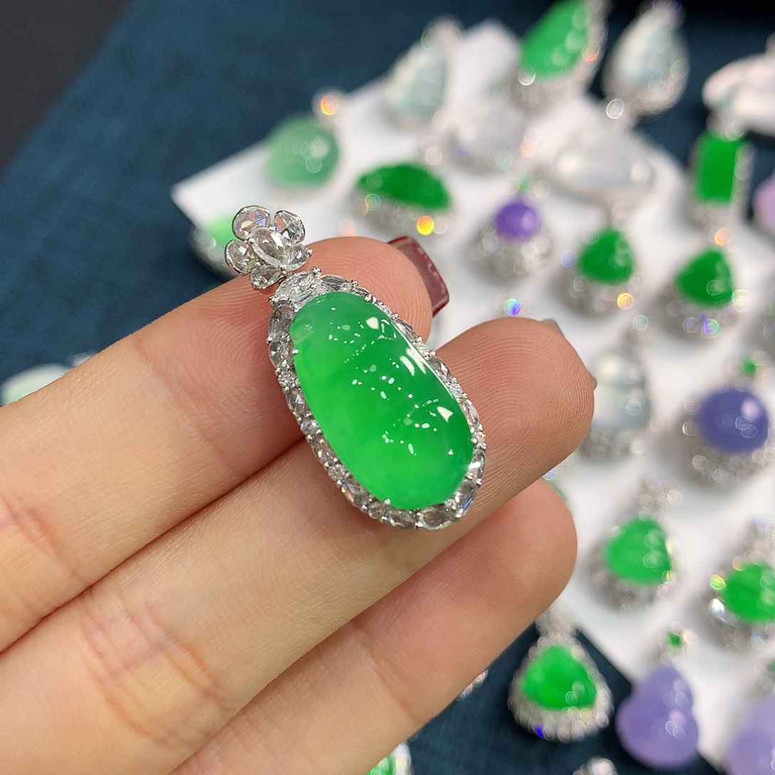 翡翠18K金镶嵌颈饰