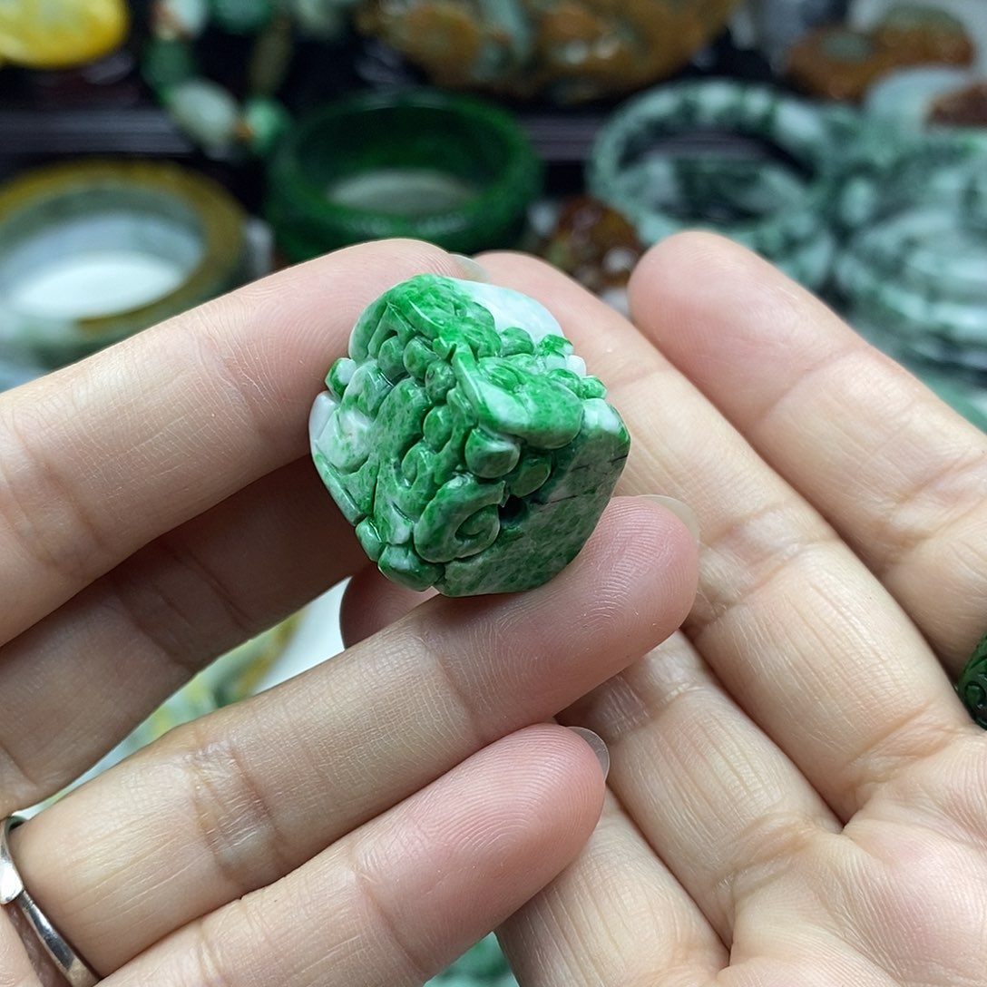 颈饰未镶嵌翡翠方糖