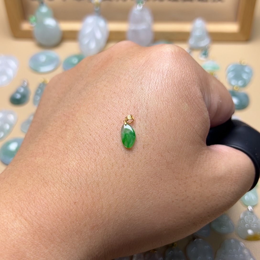 翡翠颈饰18K金镶嵌随形