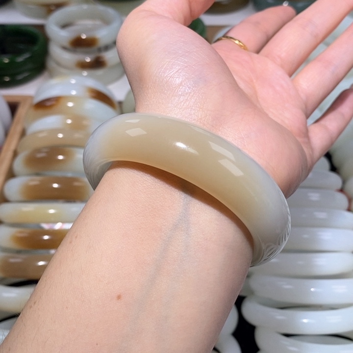 和田玉手镯未镶嵌糖白