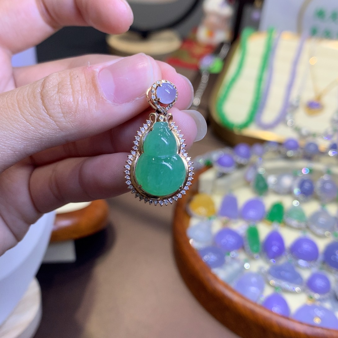 翡翠18K金镶嵌颈饰翡翠