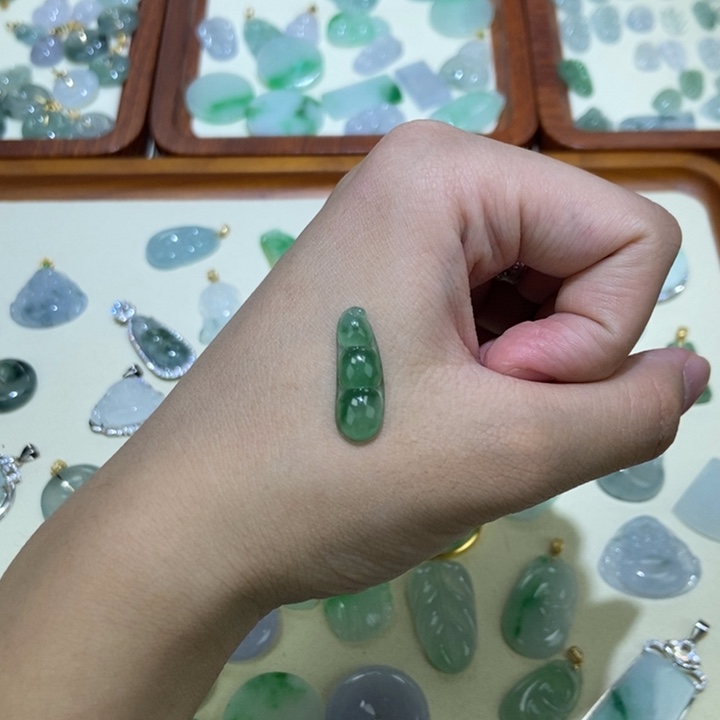 颈饰未镶嵌翡翠豆子