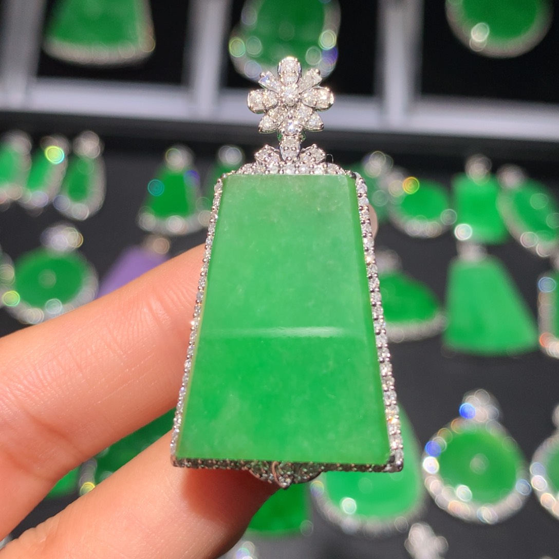 翡翠18K金镶嵌颈饰翡翠