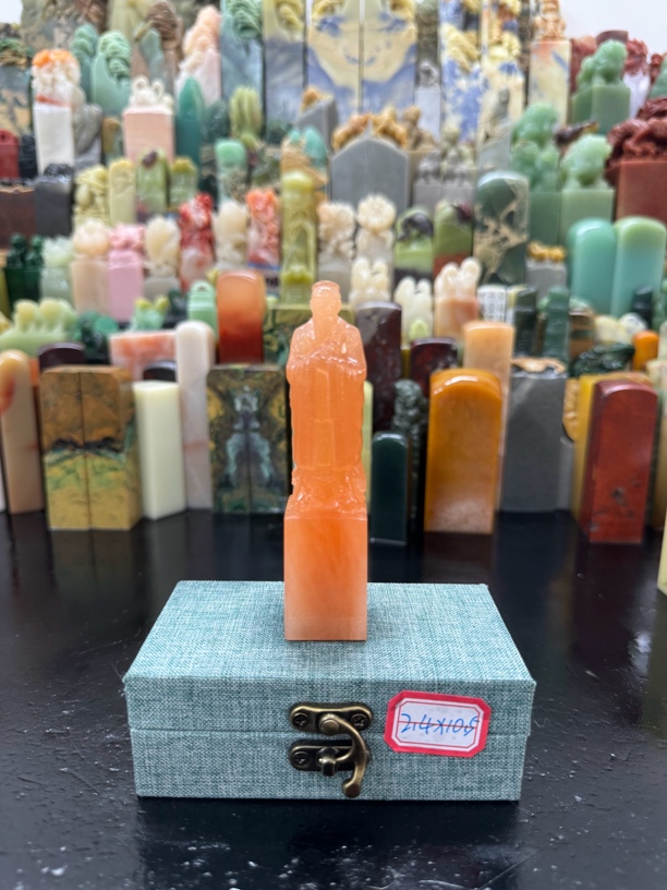 新疆橘子冻石人物雕扭