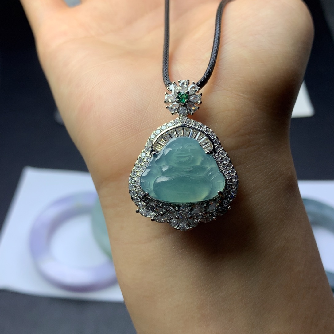 翡翠未镶嵌颈饰佛公