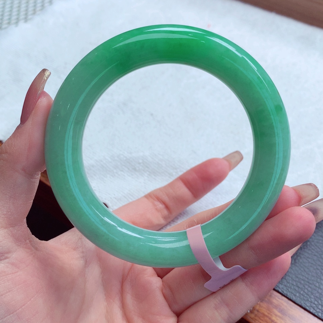 翡翠手镯未镶嵌狒*翡翠