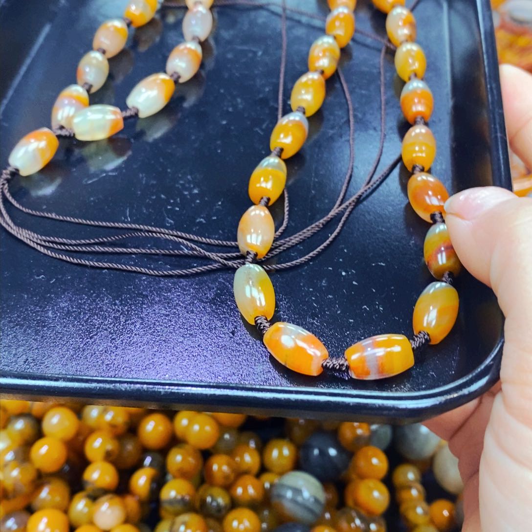 未镶嵌石英质玉（黄龙玉）颈饰