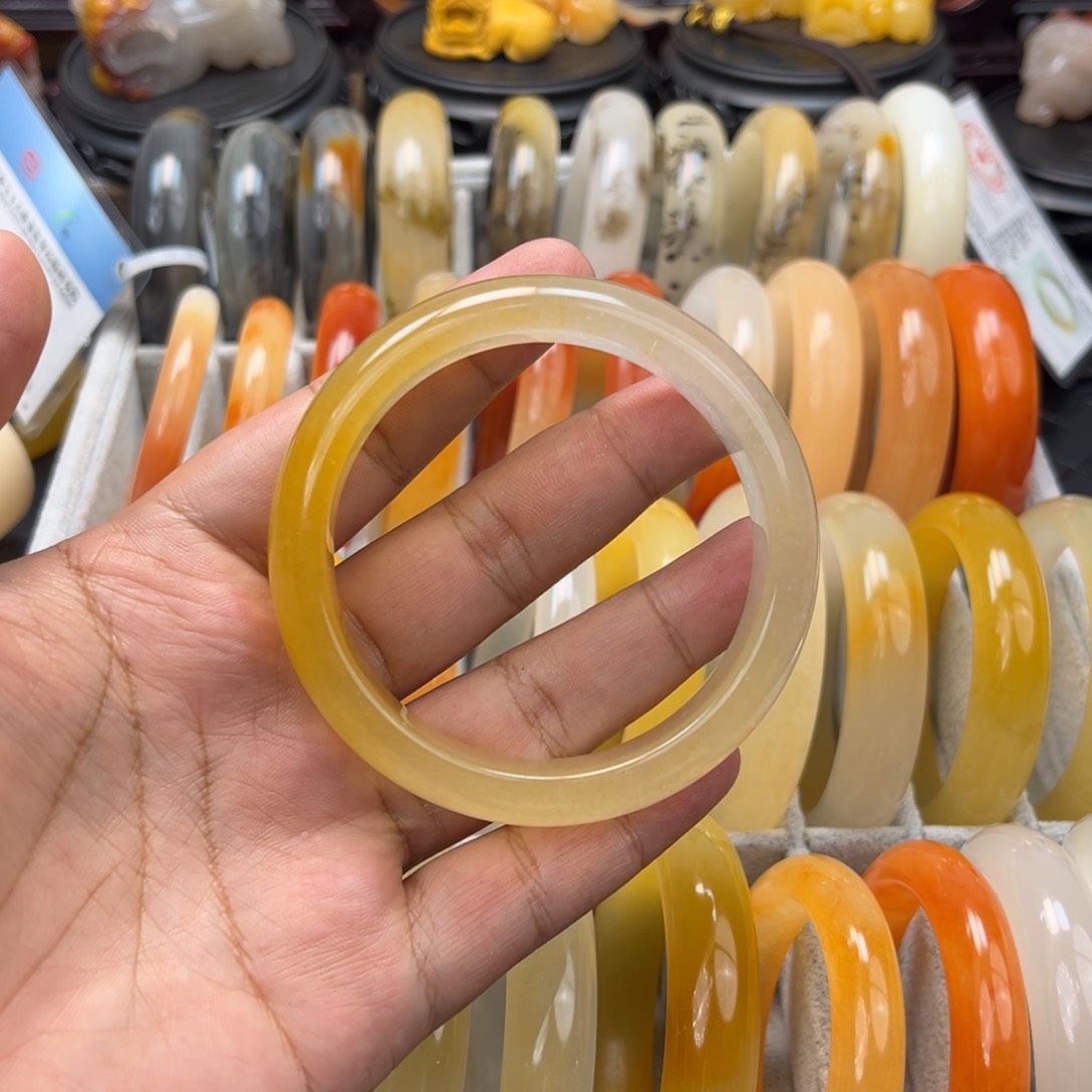 石英质玉（黄龙玉）手镯未镶嵌是****?