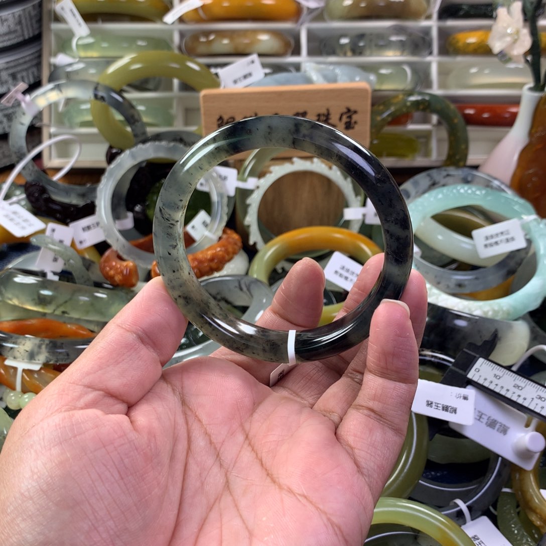 蛇纹石玉手镯未镶嵌苜*