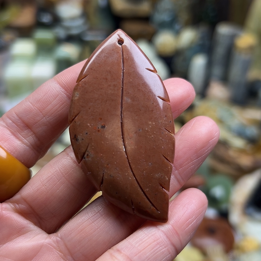 岫玉未镶嵌颈饰辽阳红叶子