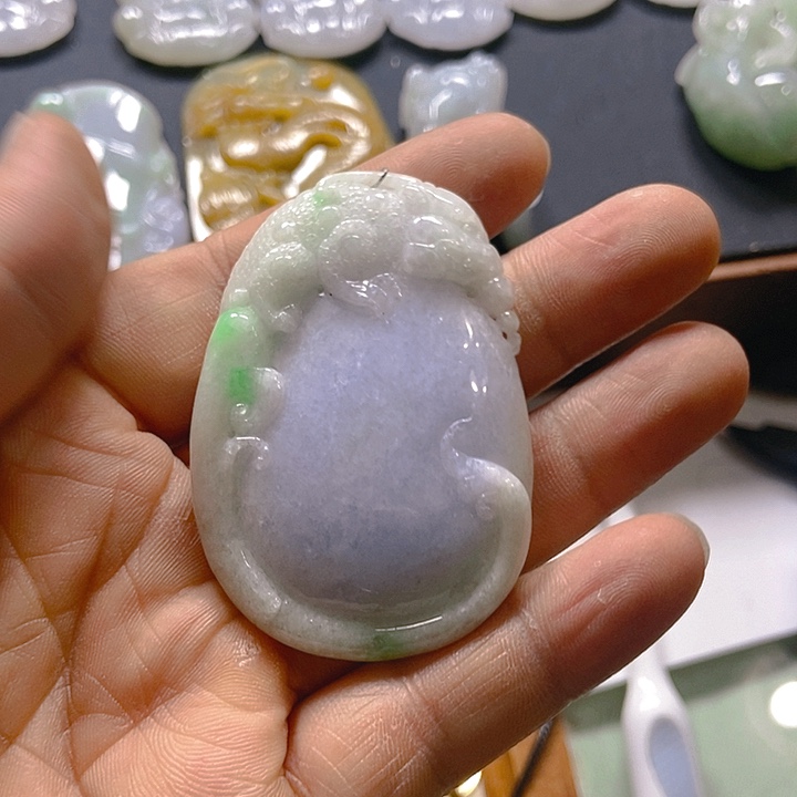 翡翠颈饰未镶嵌春带彩