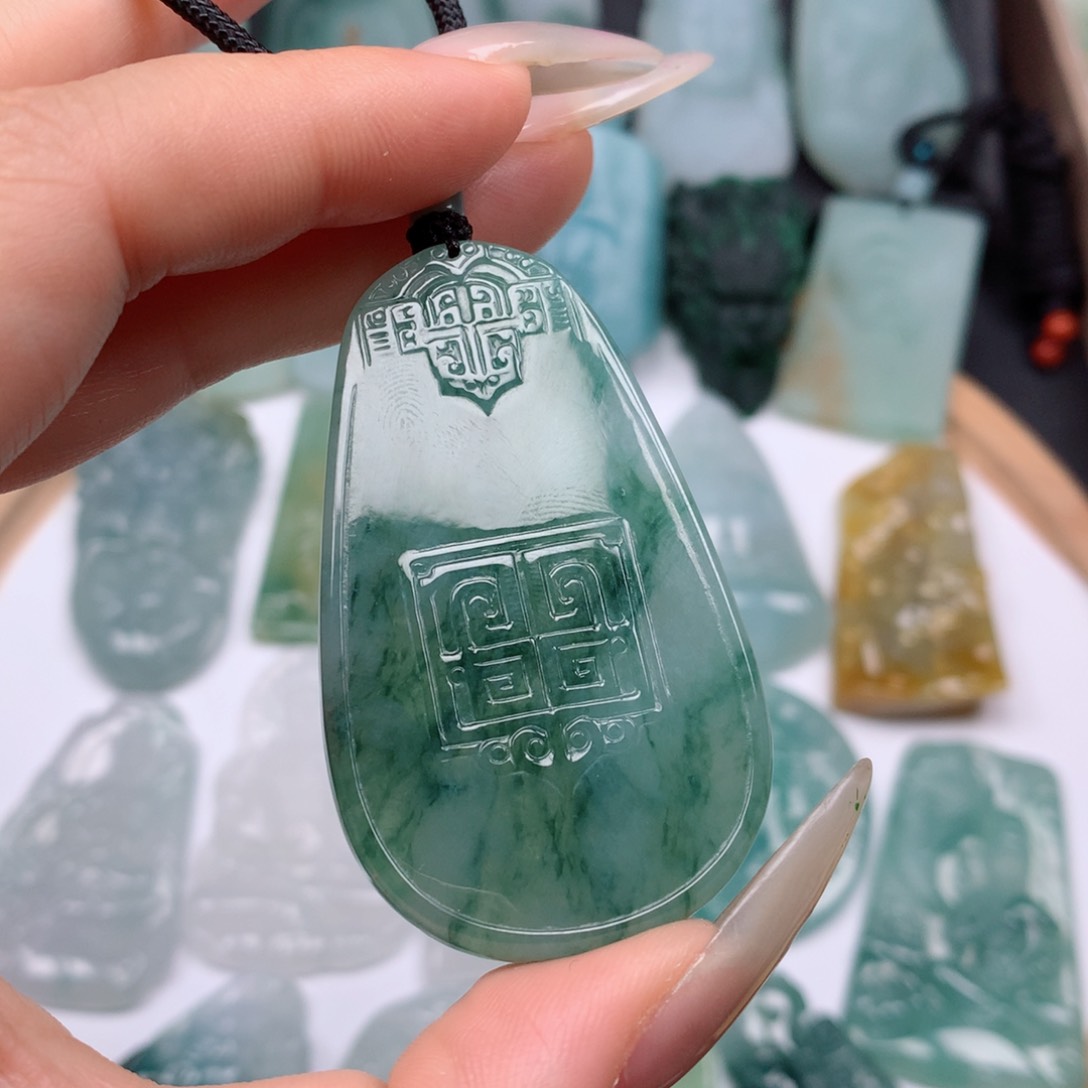 【闪购商品】翡翠颈饰未镶嵌已*无事牌