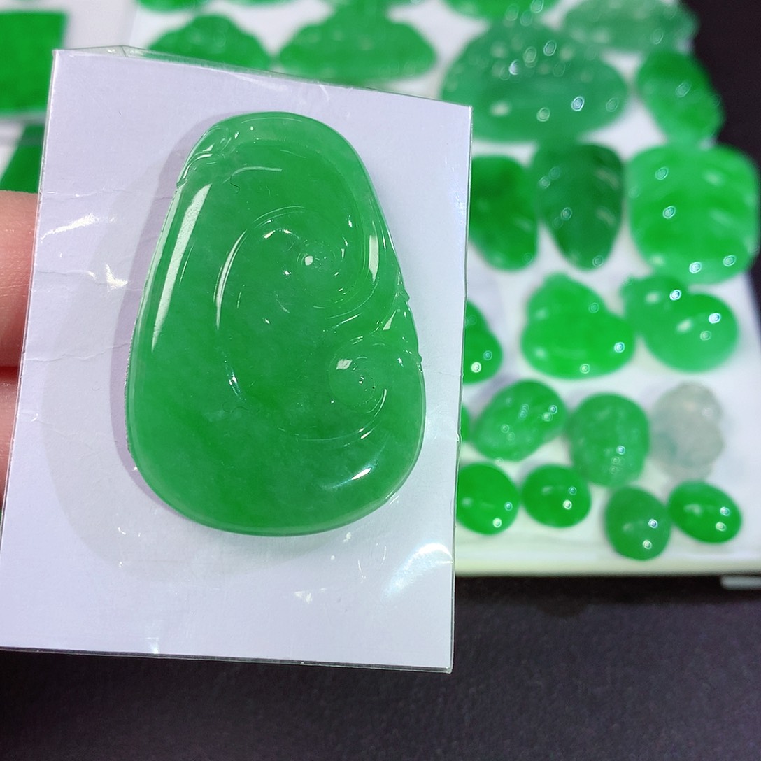 翡翠颈饰未镶嵌天然翡翠