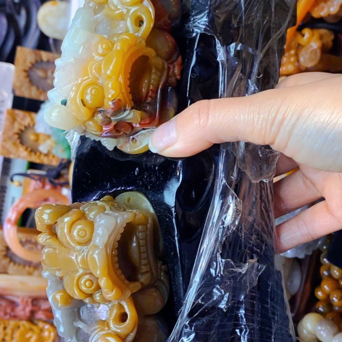 未镶嵌石英质玉（黄龙玉）颈饰