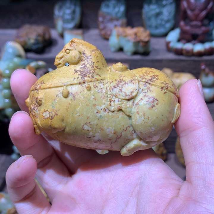 未镶嵌岫岩河磨玉（透闪石质玉）把件