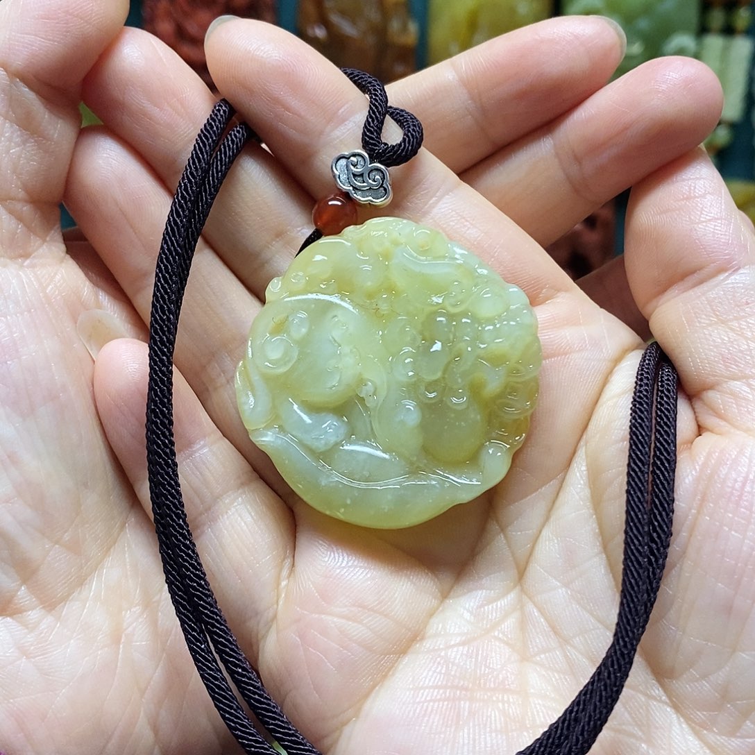 岫玉未镶嵌吊坠(赠链)