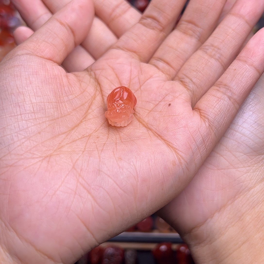 东***选南红玛瑙未镶嵌珠宝奇石