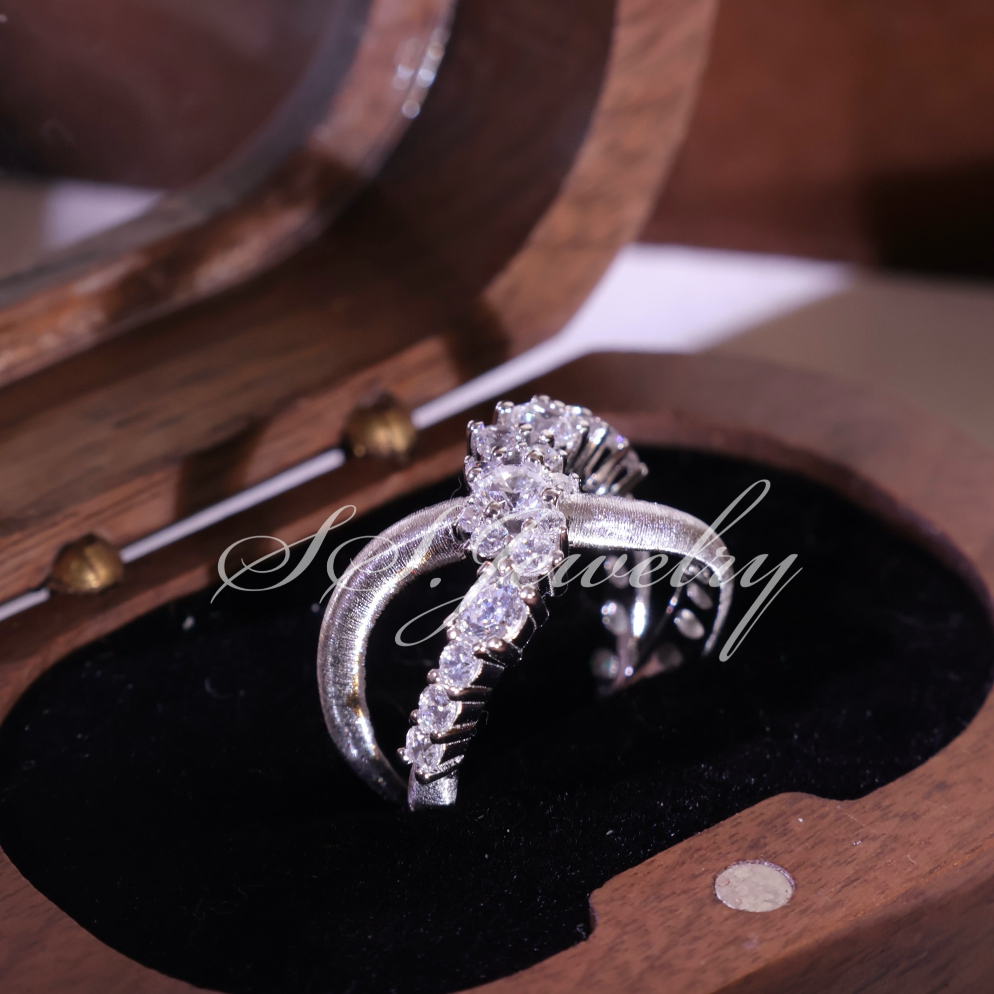 925银合成锆石戒指 SS JEWELRY镶钻拉丝交叉戒指小众轻奢设计时尚