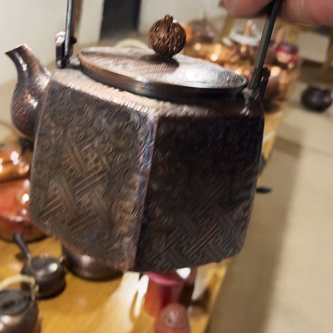六方錾刻壶荣手工锻打工艺