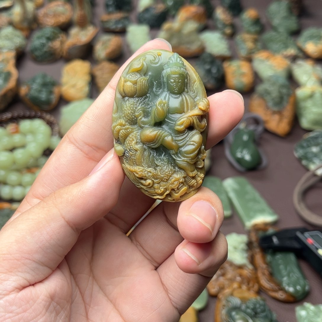 岫岩河磨玉（透闪石质玉）吊坠未镶嵌小*神