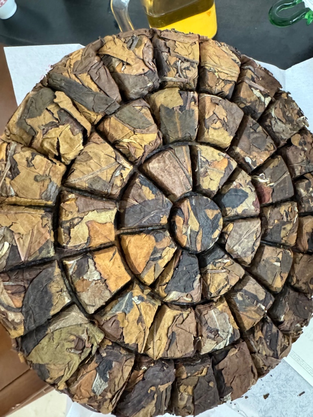  「2025年 小户赛春秋混採白茶 」 200克手撕饼