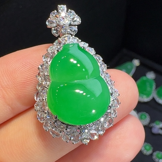 颈饰18K金镶嵌翡翠