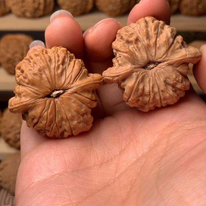 文玩核桃吊坠G***y血麒麟