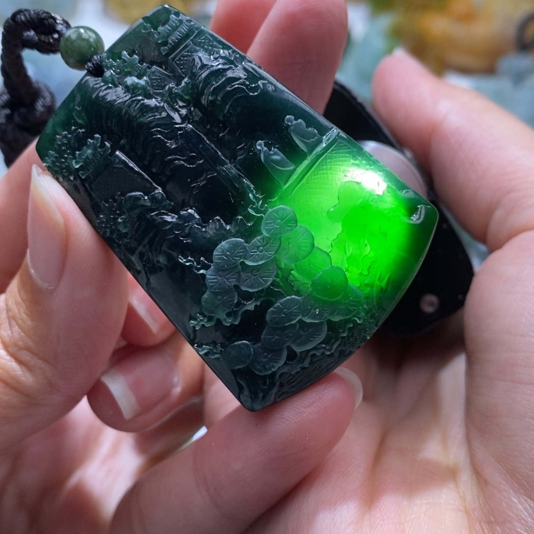 翡翠颈饰未镶嵌山水牌