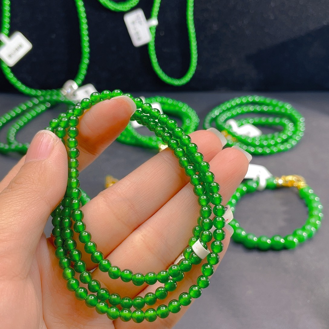 翡翠未镶嵌颈饰    