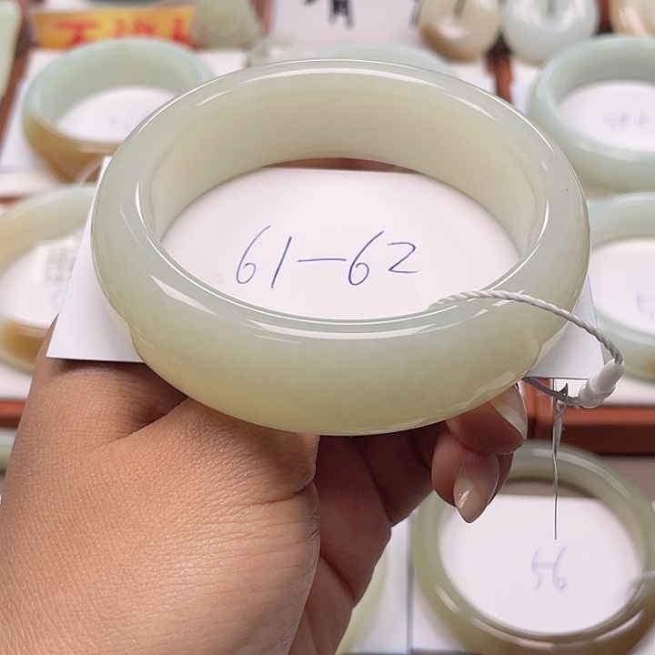 未镶嵌手镯和田玉平**遂